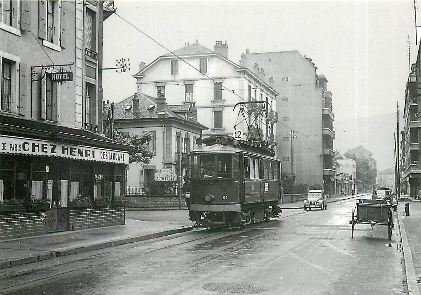 CPM Le tramway dans l'avenue de la Gare le 18 juin 1956