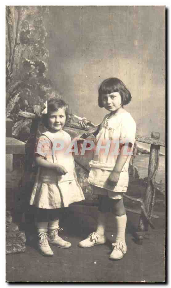 Deux jeunes filles — studio photographique — éditeur non identifié