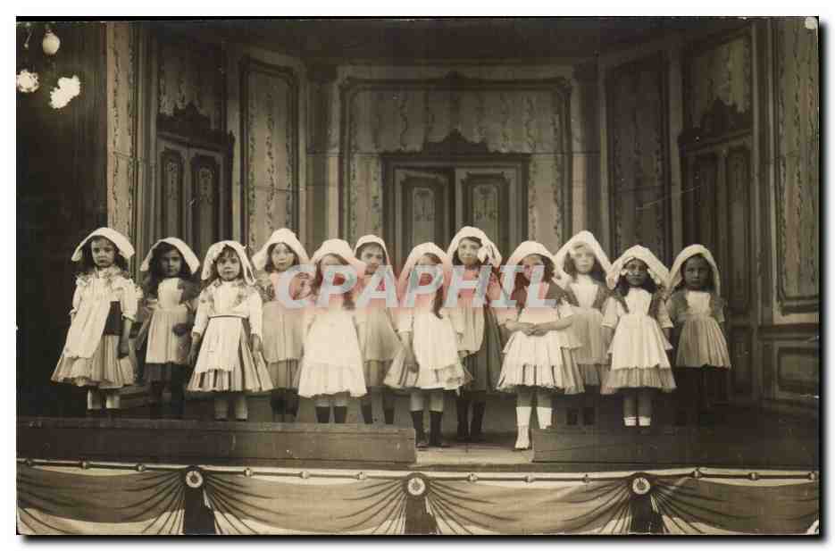 Groupe de jeunes filles en costume de scène — Boenningh et Cie, Paris