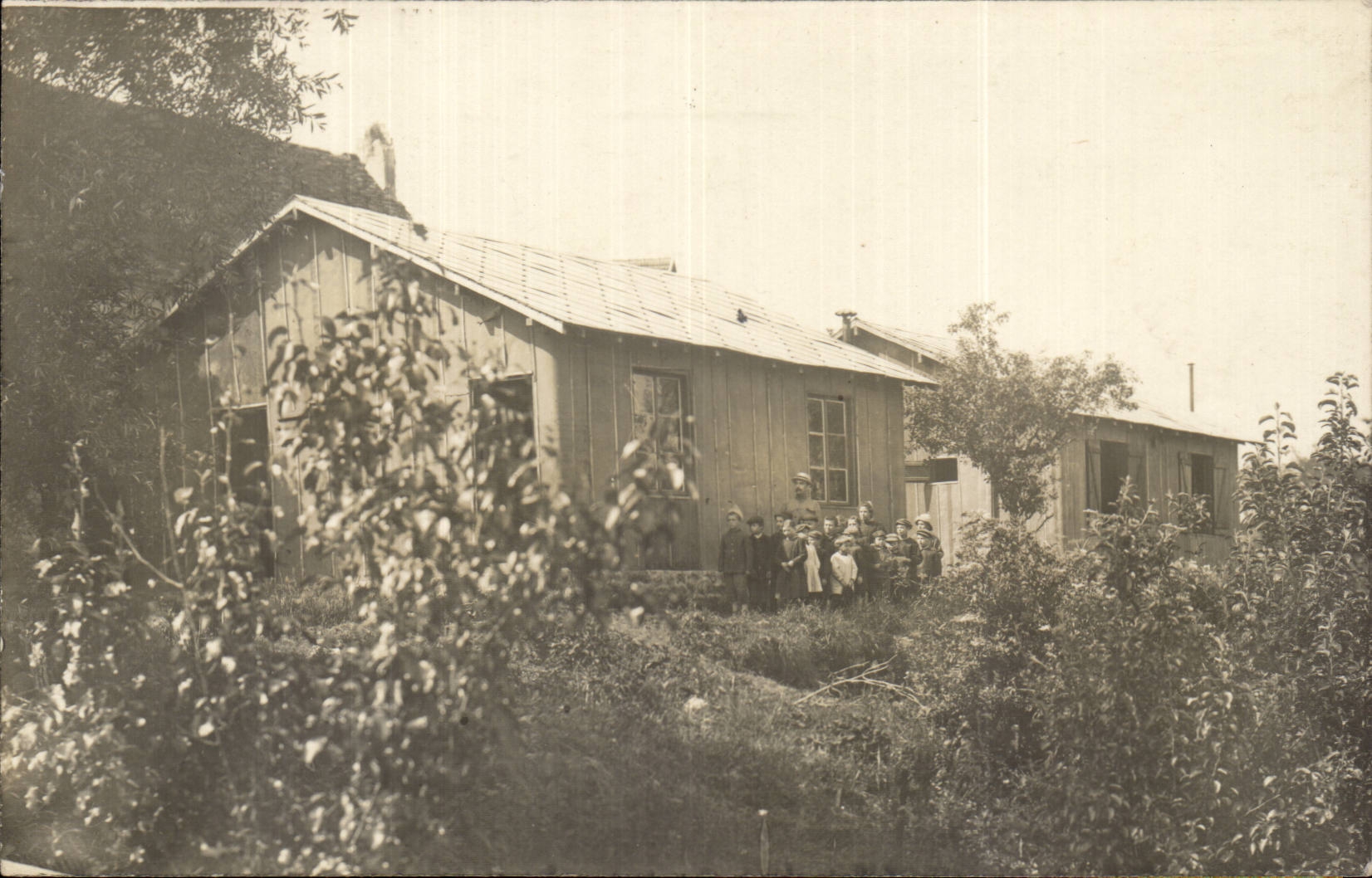 Carte photo Maison a la campagne (non localisee) Enfants et cabane