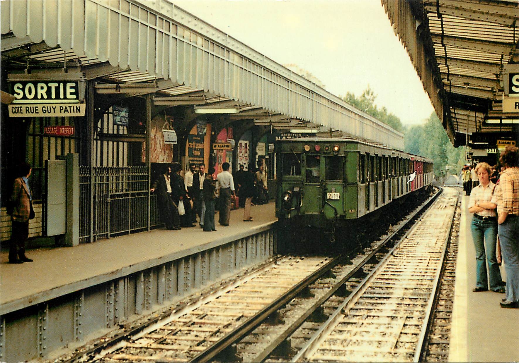 CPM Arrivee d'une rame Sprague a la station Barbes-Rochechouart le 12 aout 1975