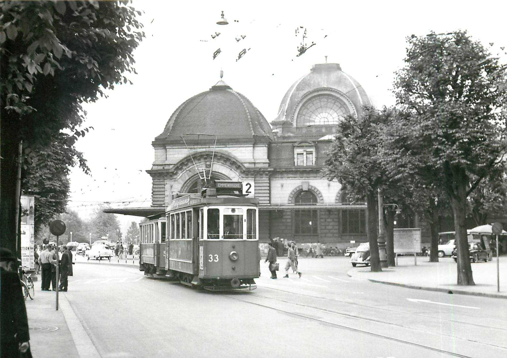 CPM Lucerne Be 2/2 33 et remorque a la place de la gare. 12.6.1956