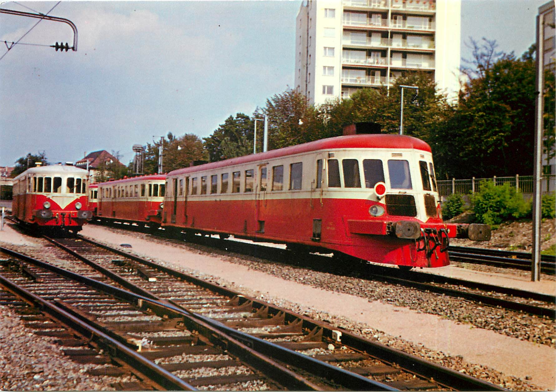 CPM Deux autorails de Dietrich Ex-Est (a gauche) et P.L.M. (a droite) stationnent a Mulhouse en Aout