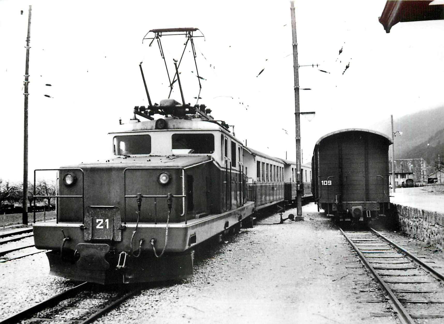CPM Locomotive Te 4/4 entrant en gare de Baulmes