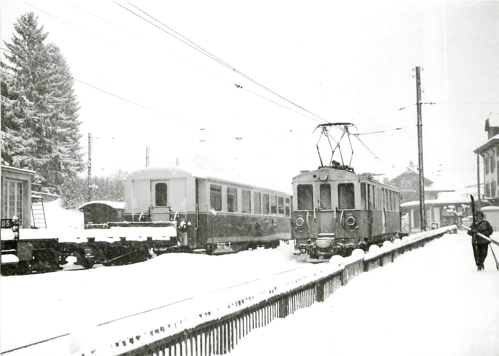 CPM L'automotrice 4 avec chasse-neige arrive a Chateau-d'Oex 14.2.1965