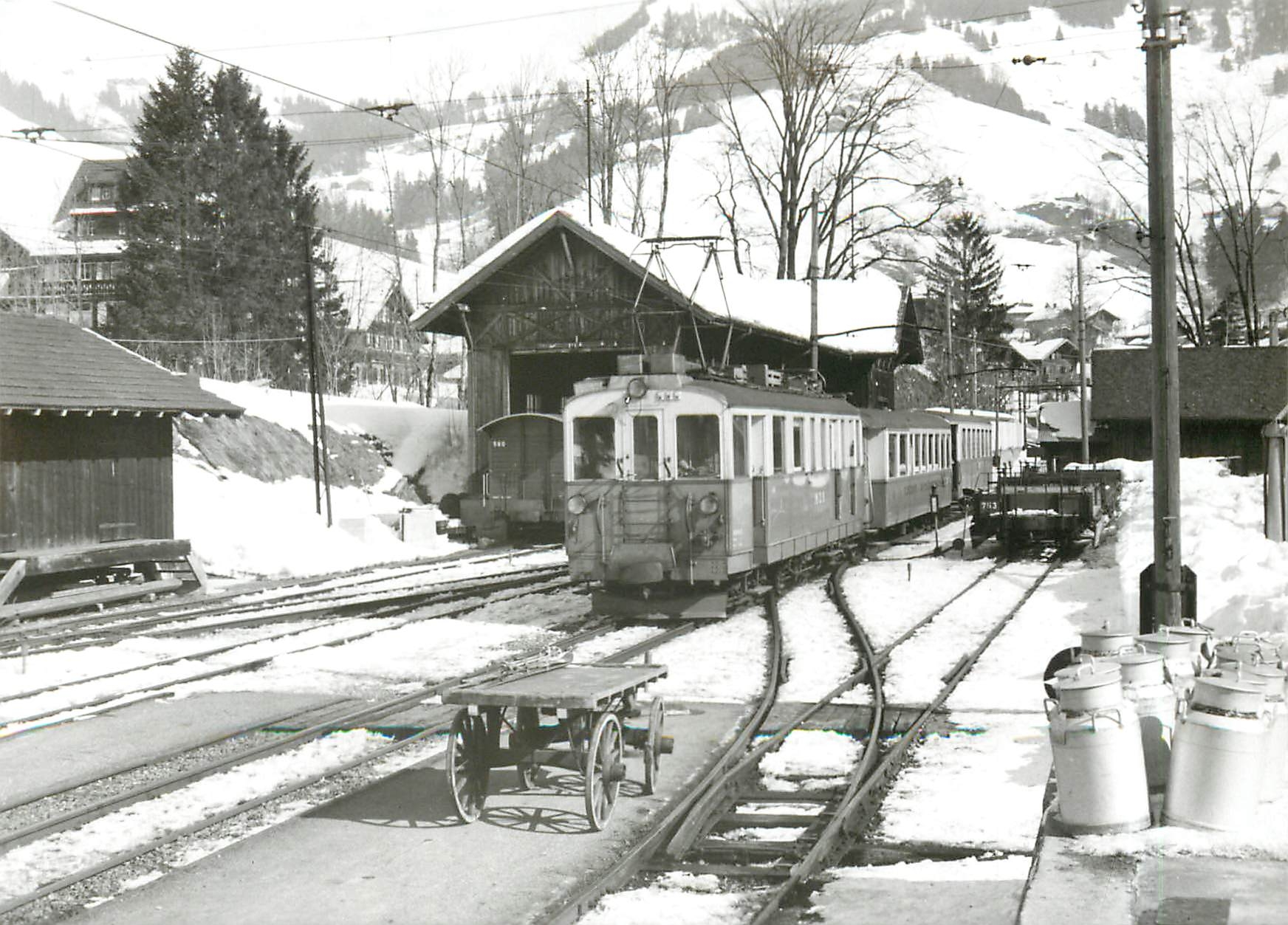 CPM Train pour Montreux arrivant a Chateau d'Oex 28.2.1965