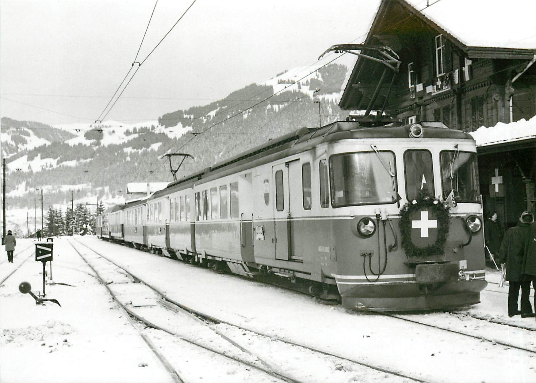 CPM Train officiell du 75e anniversaire en gare de Gstaad 17.12.1976