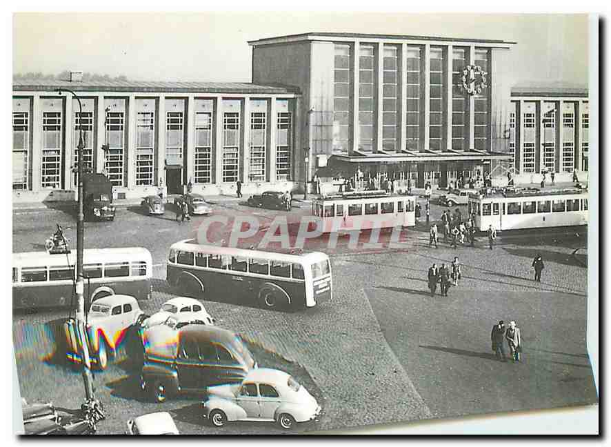 CPM Motrice ''Standard'' et autorail devant la gare SNCB de Mons