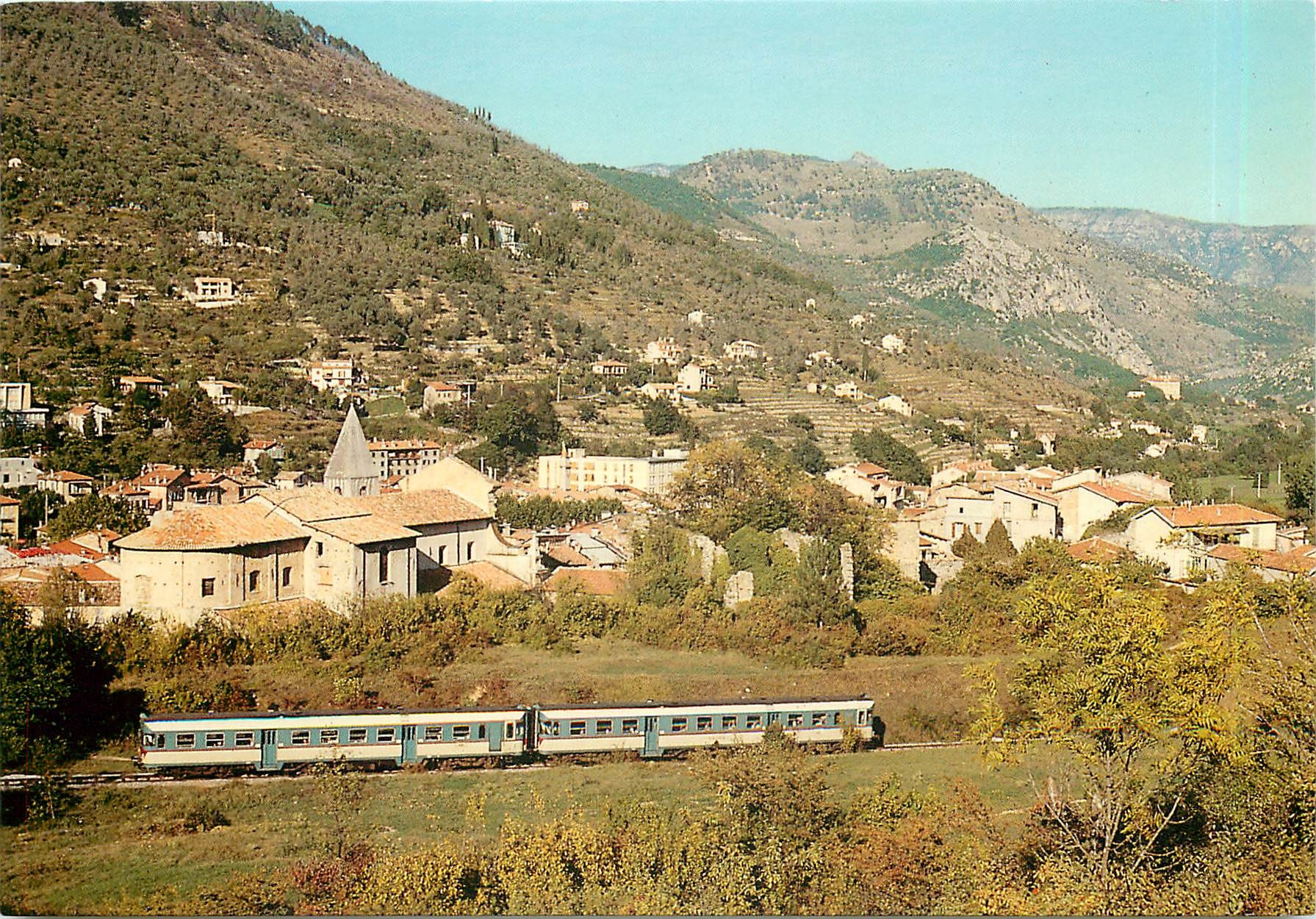 CPM Sospel: vue generale au passage du train direct Torino-Nice assure par deux autorails de Chemins