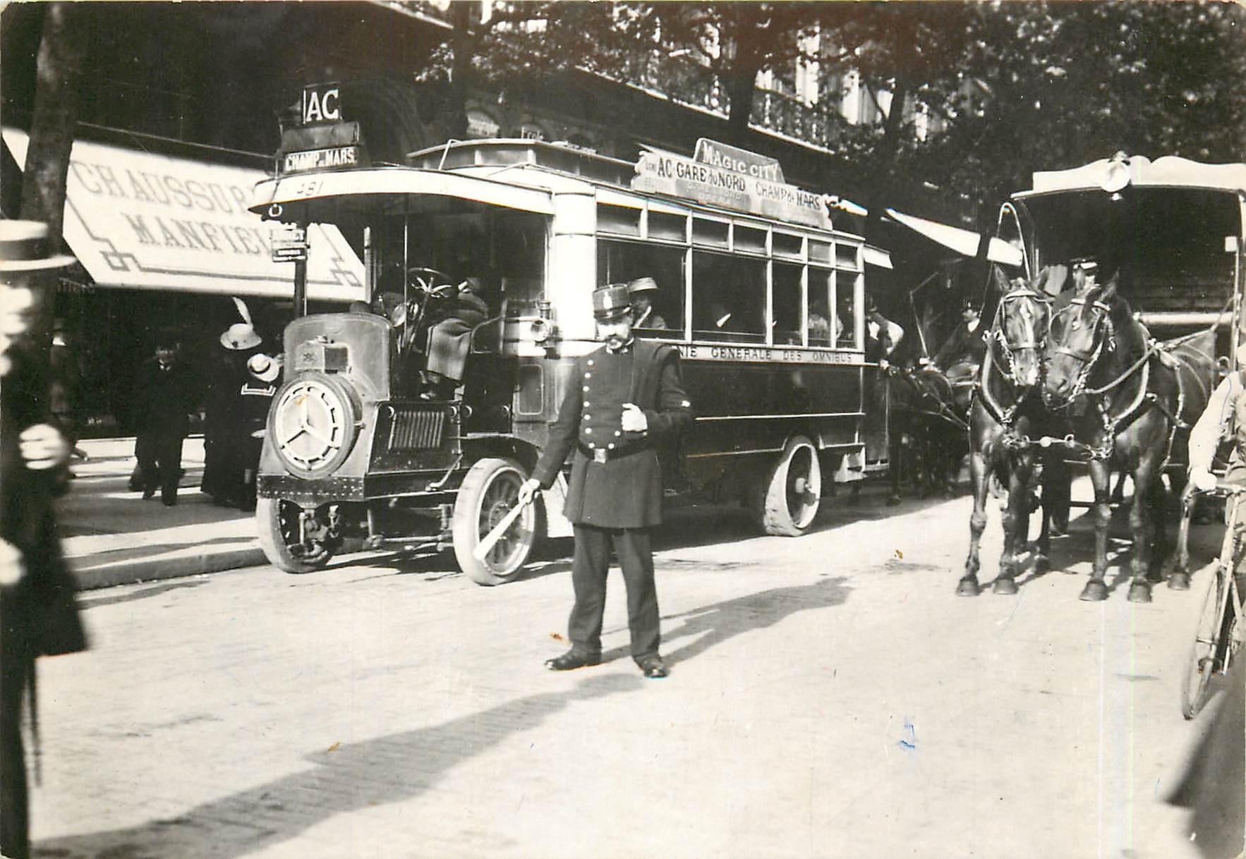 CPM Paris 1900 La circulation sur un boulevard