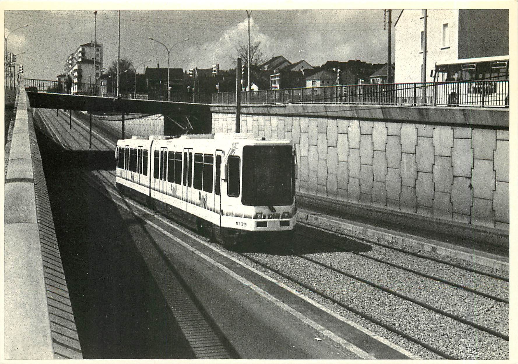 CPM Nantes (13/04/1985) Le tramway Boulevard S. Al lende