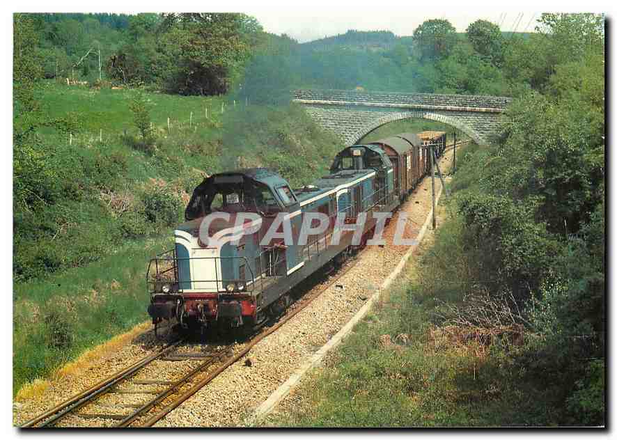 CPM Un train de marchandises Ussel-Limonges tracte par une U.M. de BB 66000 approche d'Ambrugeat Jui
