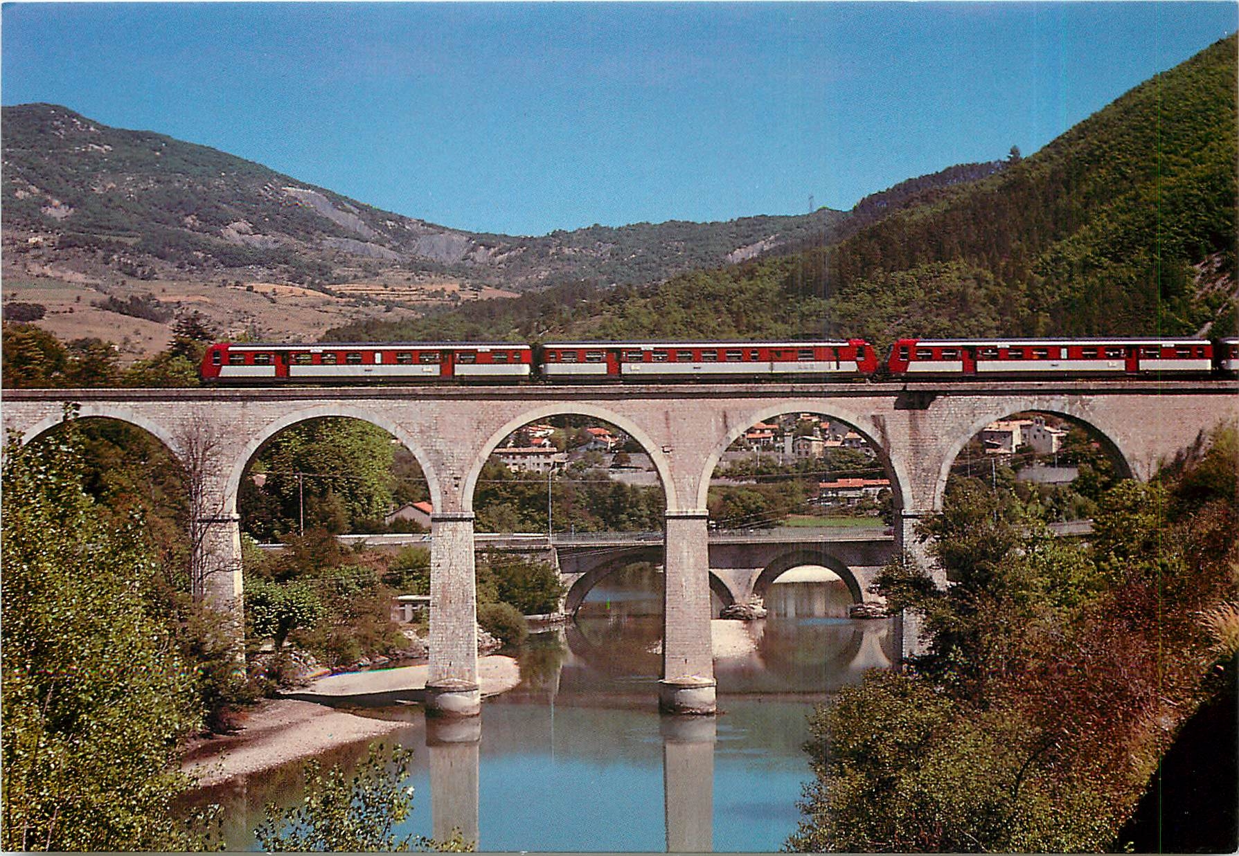 CPM Deux RGP1 modernisees assurant l'express 5394/5395 Alpazur sur le viaduc de Sisteron le 31 