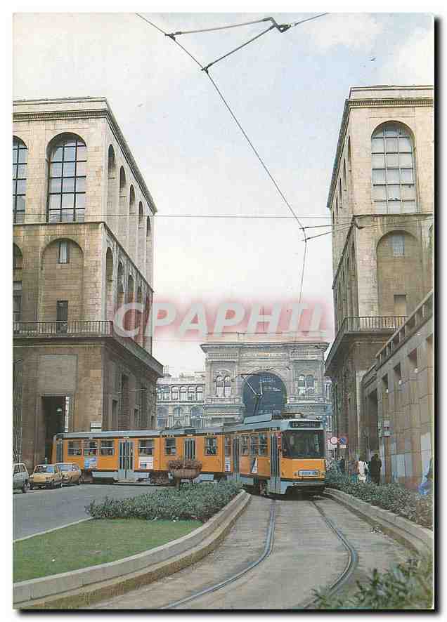 CPM Sullo sfondo la Galleria e piazza del Duomo aprile 1985