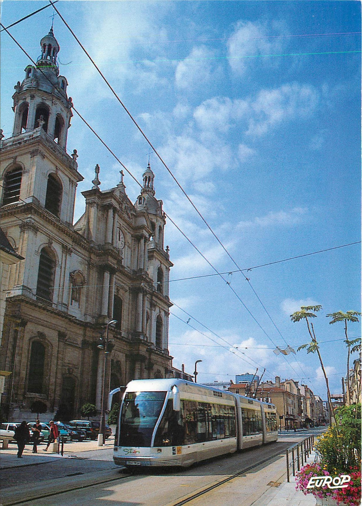 CPM Nancy le tramway passant devant la cathedrale Notre Dame de l'Annonciation