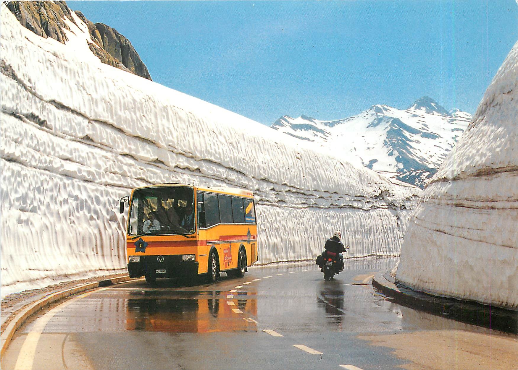 CPM Suisse Scgbeerbauen an Alpenpass Strassen