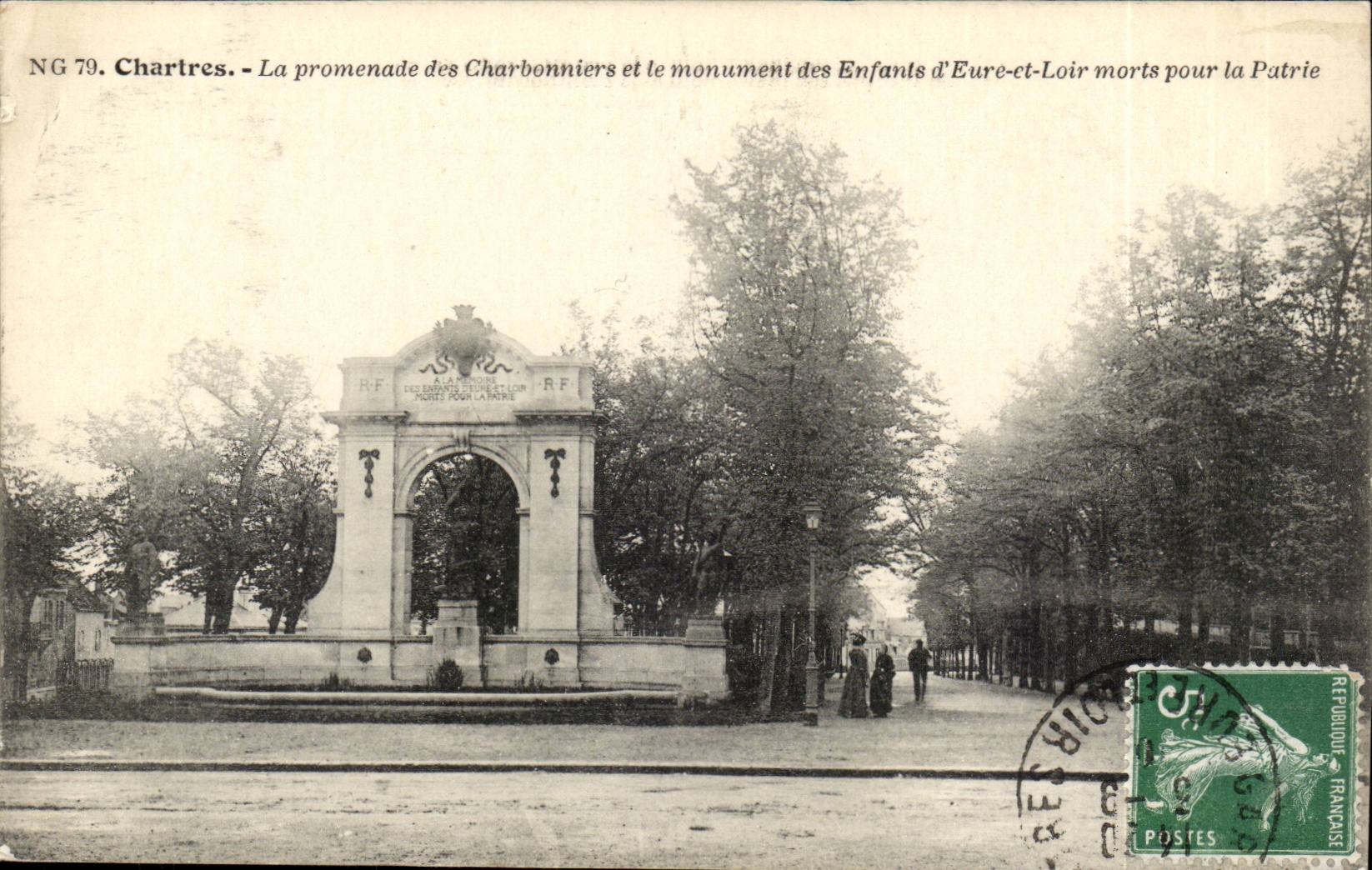 Chartres CPA La promenade des Charbonniers et le monumlent des enfants d'Eure et Loir morts pour la France
