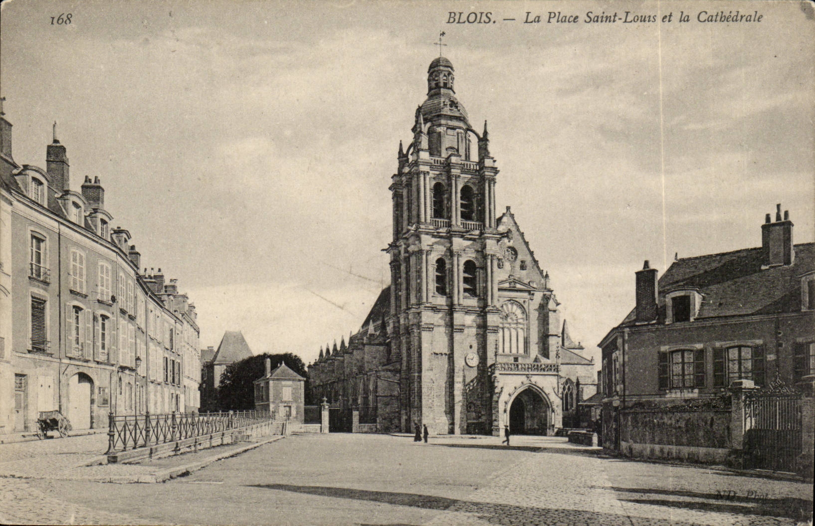Blois — La Place Saint-Louis et la Cathédrale — N.D. Plais