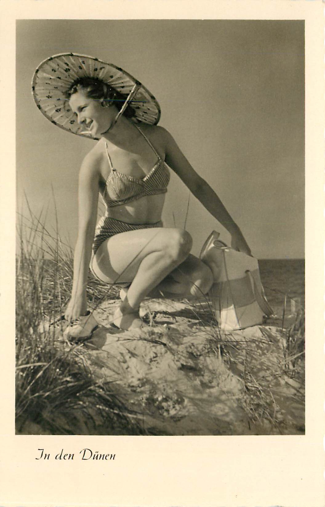 Femme en maillot de bain — sur les dunes — Geb. Galloff, Magdeburg, n° 4075