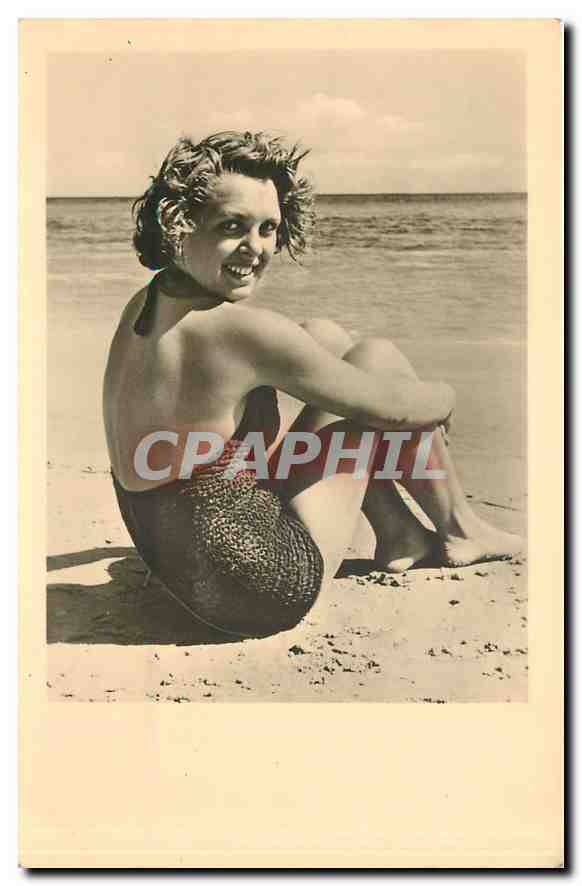 Jeune femme souriante sur une plage — éditeur VEB Volk Kunstverlag, Berlin-Mahlsdorf, n° 608