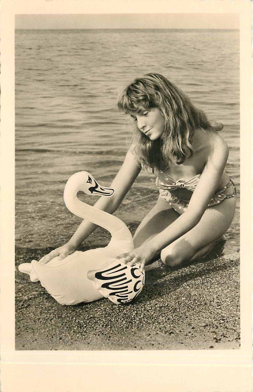 Jeune femme au bord de la mer — avec un canard gonflable — Gebir Gerlatt, Magdeburg