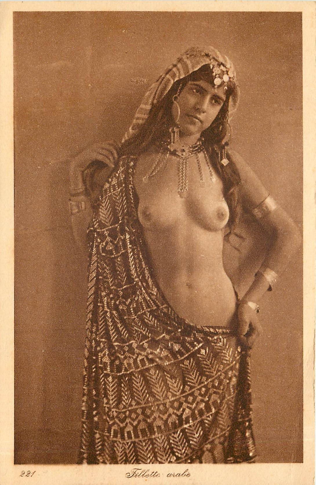 CPA Femme nue erotique Fillette arabe