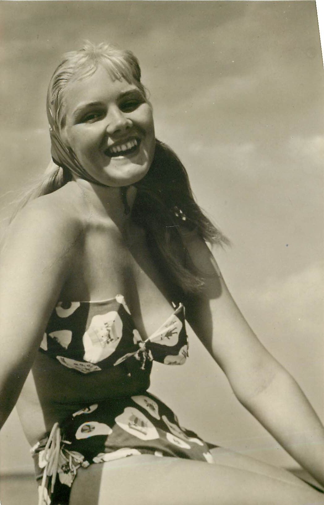 Femme souriante en maillot à motifs — CPAPHIL, série III/18/6 T 201/58