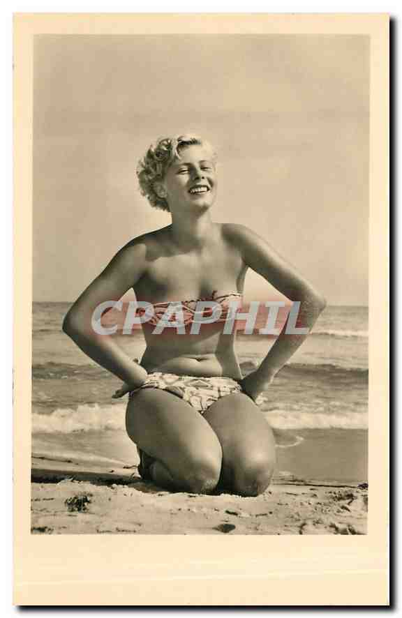 Jeune femme souriante au bord de la mer — photo de plage — éditeur Geb. Gariß, Magdeburg, n° 4474