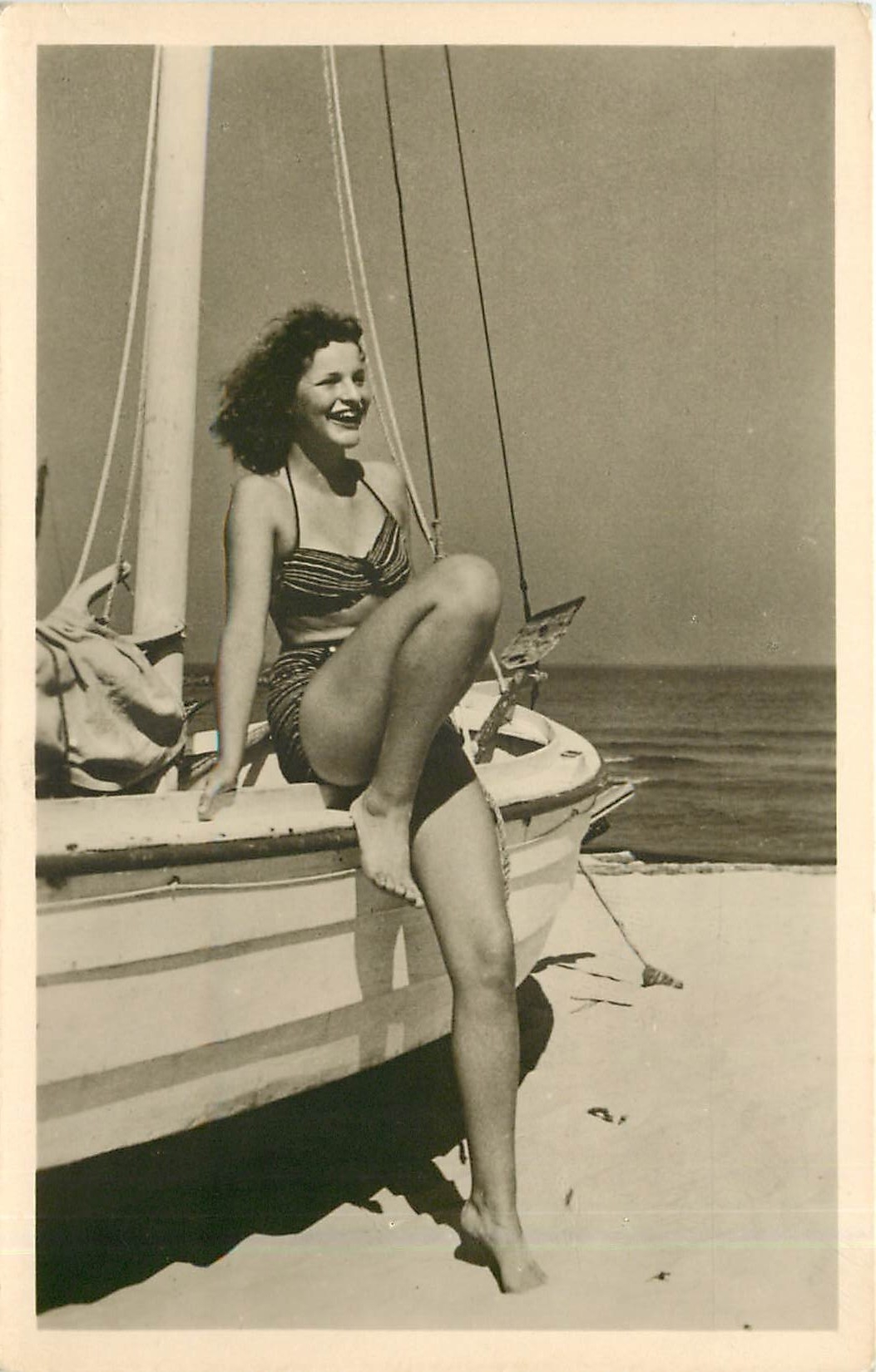 Femme en maillot de bain sur un voilier — plage — E. Schutz & Cie, Saarbrücken