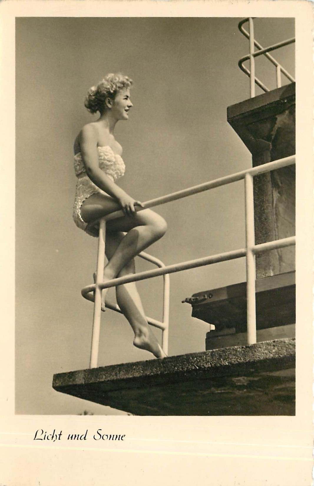 Femme en maillot de bain — sur un toboggan d'eau — Licht und Sonne