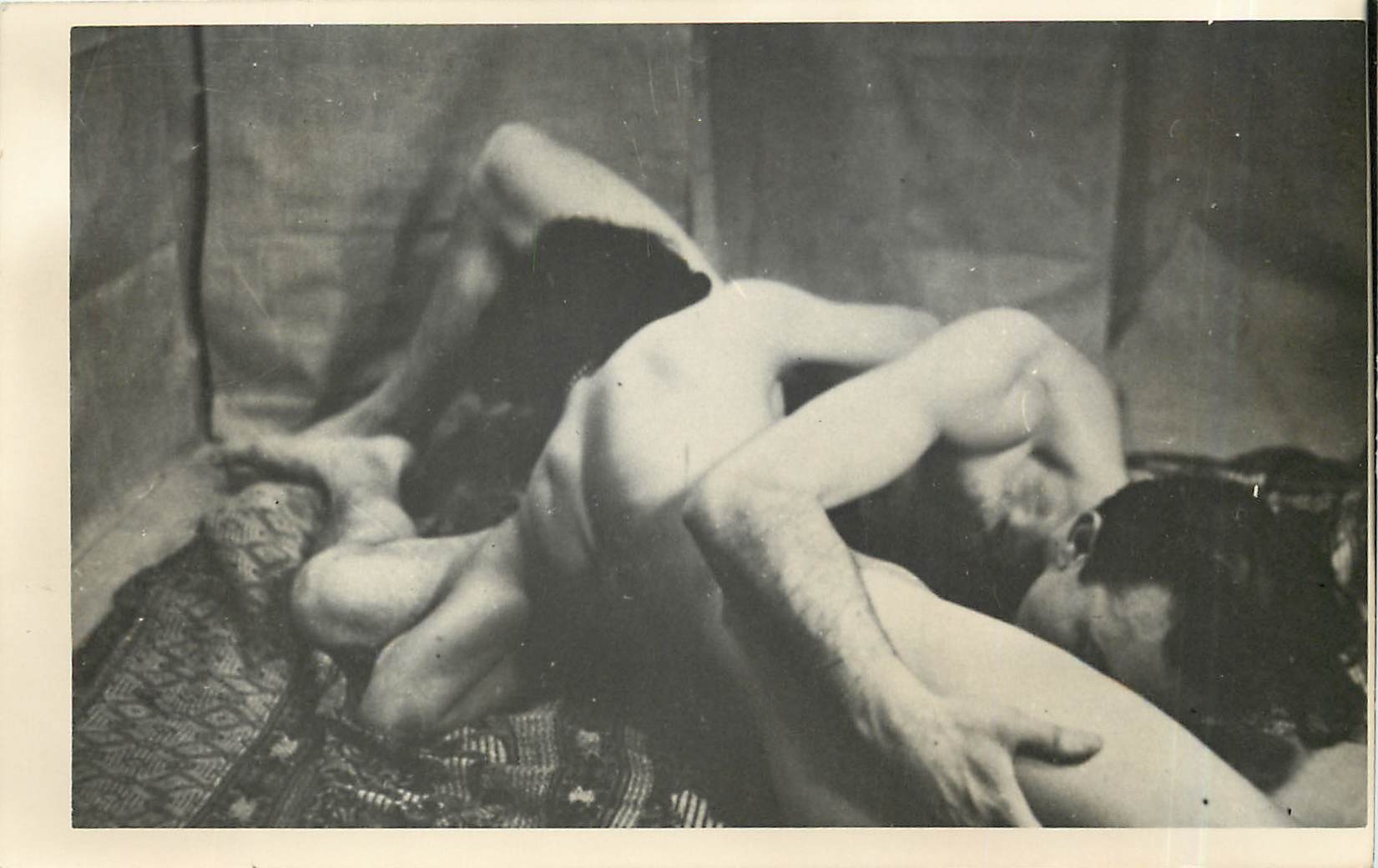 Due uomini nudi in abbraccio — scena intima — CPAPHIL Eo 13