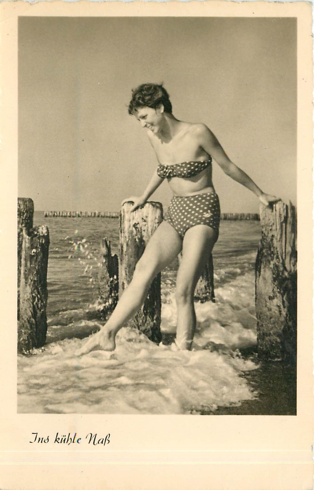 Femme en maillot à pois — entrant dans l'eau — CPAPHIL IV-14-45