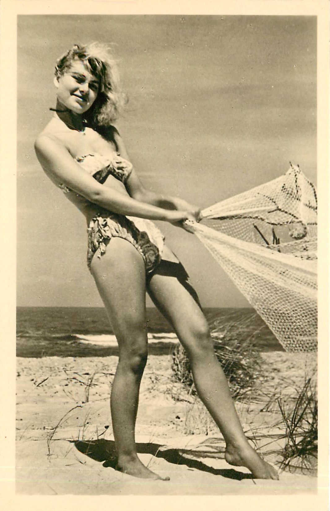 Femme en maillot de bain — tenant un filet de pêche — éditeur CPAPHIL, n° III/18/6 T 610/59