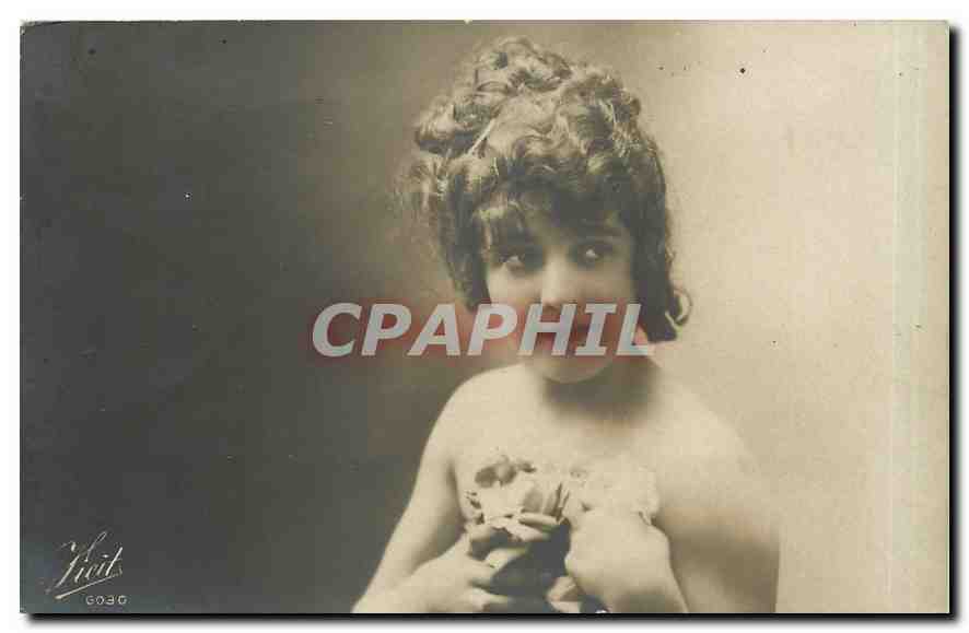Jeune femme aux cheveux bouclés — studio — Vivit, n° 6030