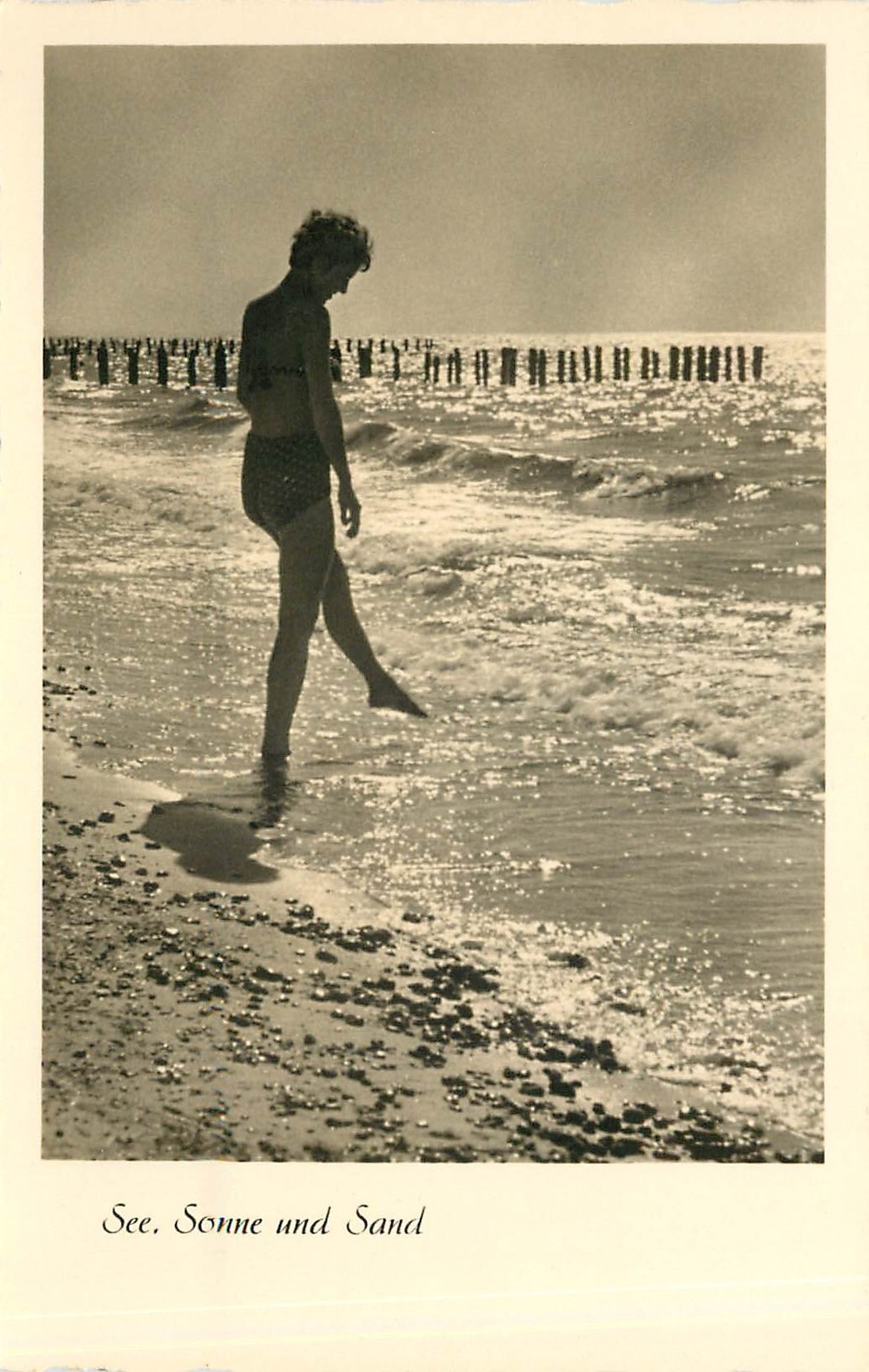 Femme en maillot de bain — plage avec jetée — Gebr. Carloff, Magdeburg, n° T 115/56