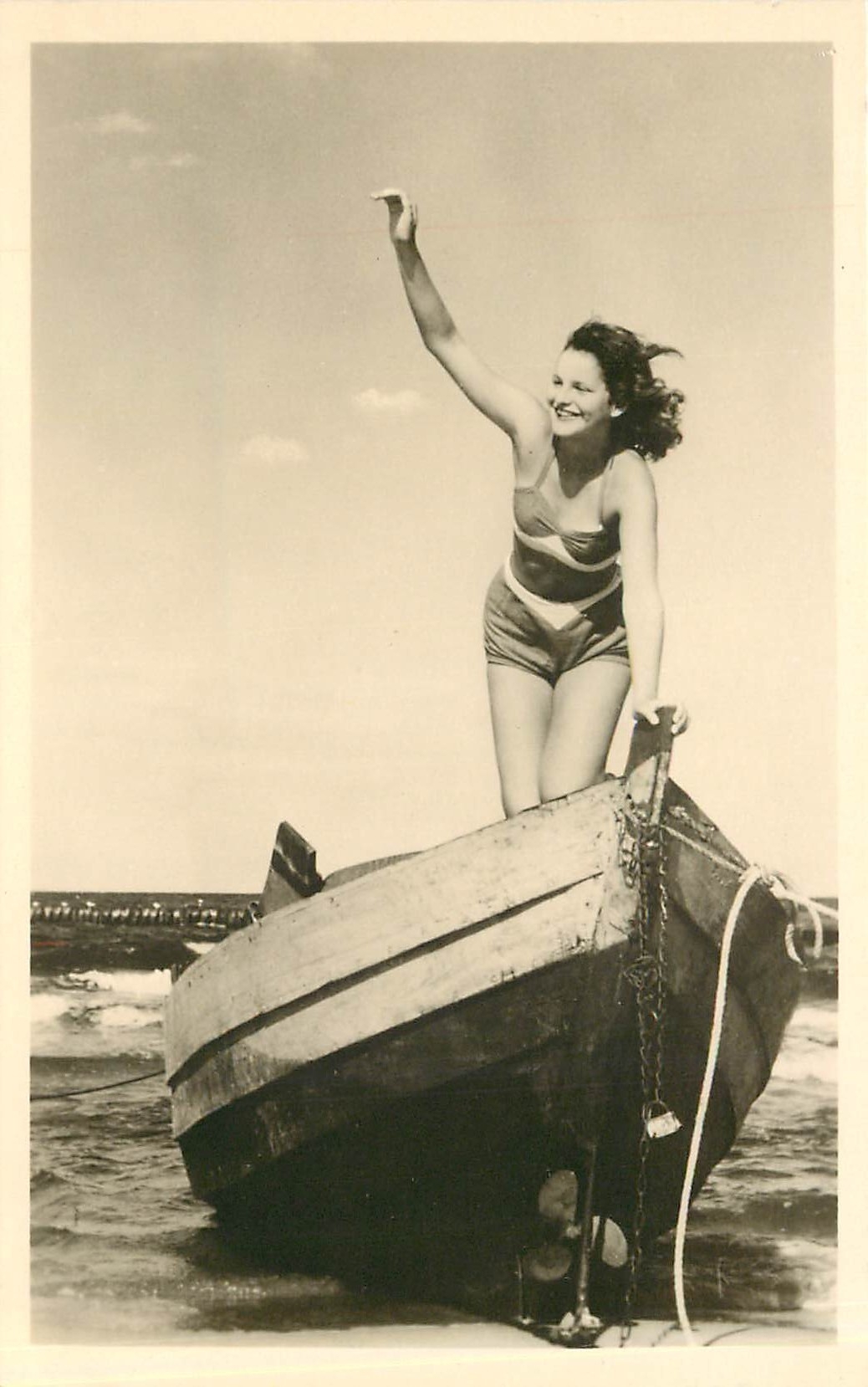 Femme en maillot de bain — sur un bateau à la plage — éditeur Auster-Bild-Verlag, n° V/11/28 A 223/55