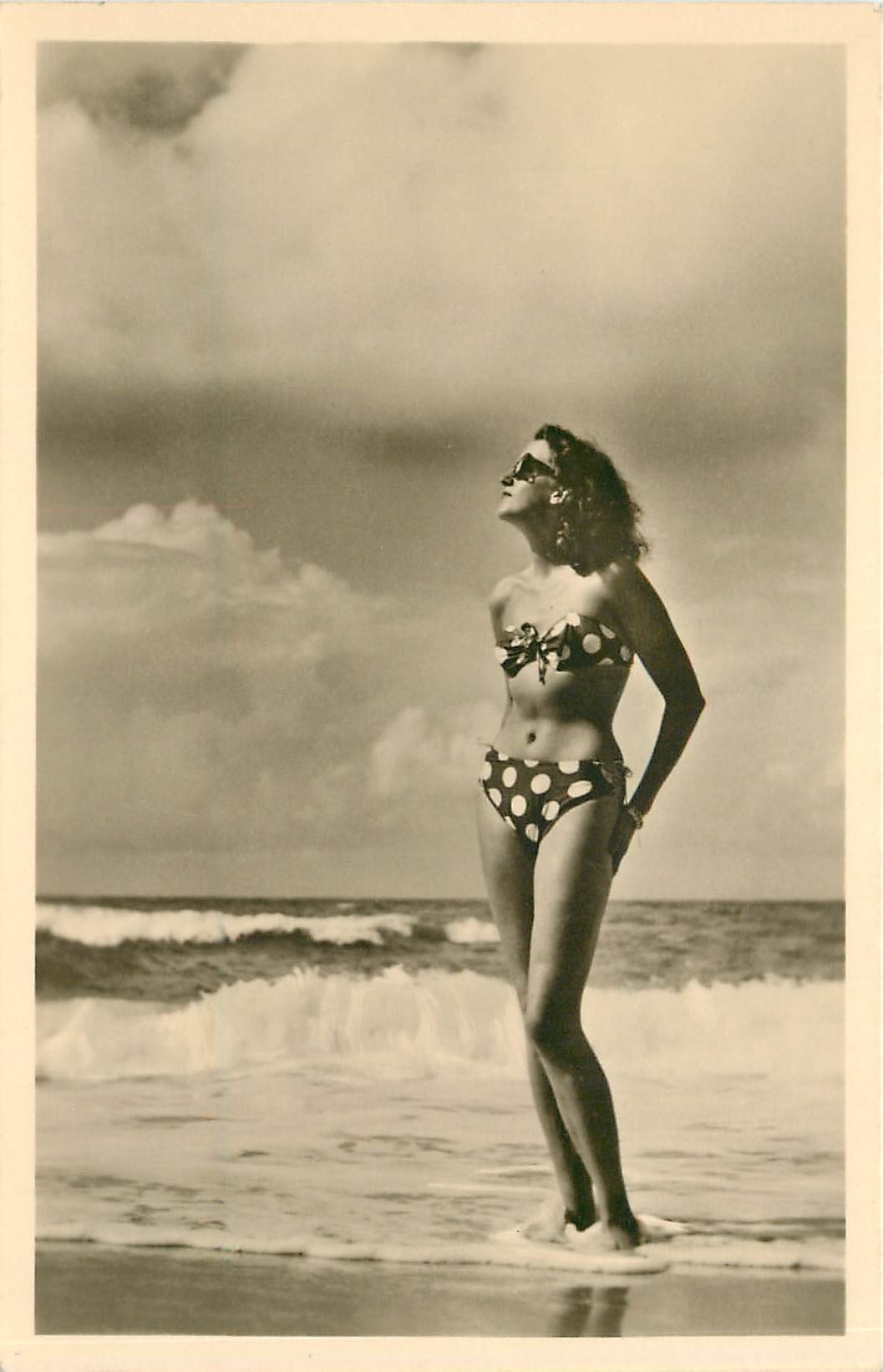 Femme en maillot à pois — plage — VEB Volk Kunstverlag, G 5119