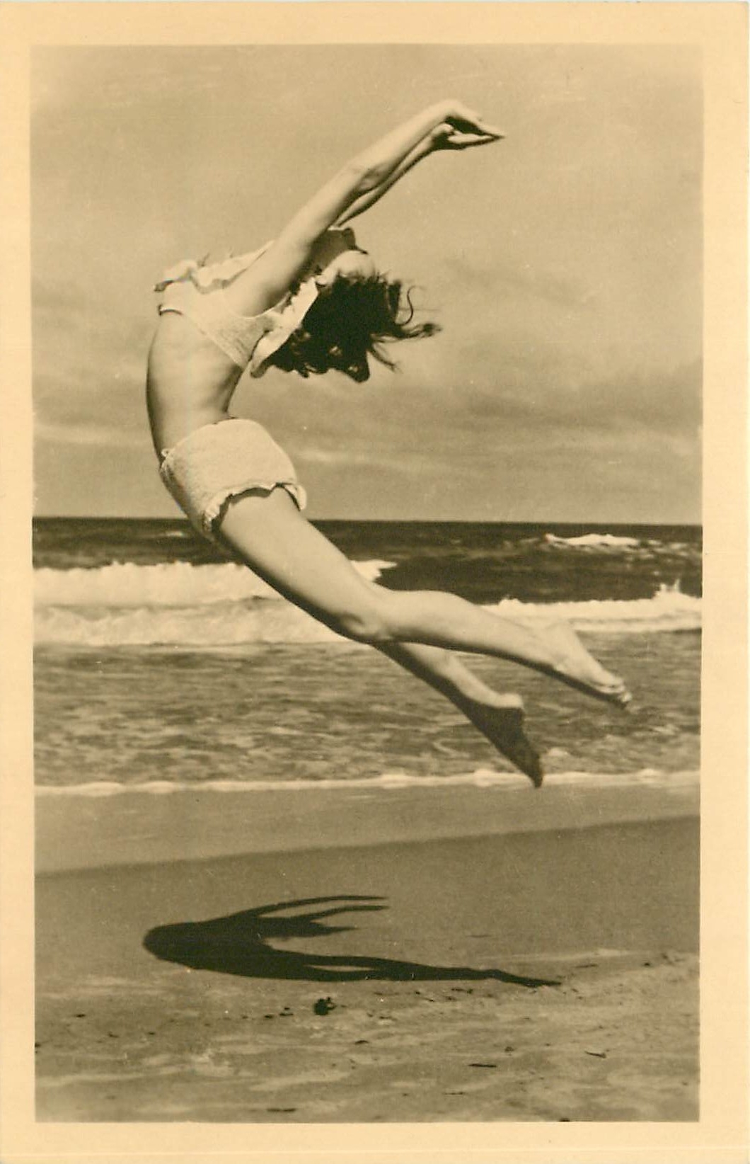 Femme en plein saut sur la plage — Strandgymnastik — VEB Volkskunstverlag Reichenbach i.V.