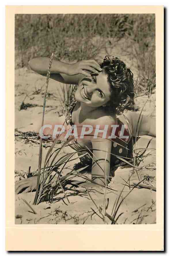Femme souriante dans les dunes — photographie — Gebr. Garloff, Magdeburg