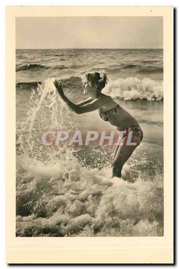 Femme en maillot de bain jouant dans les vagues — Éditeur : Gebr. Gauloff, Magdebourg, n° 8