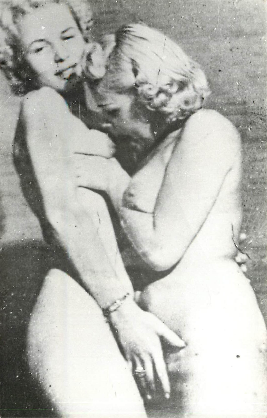 CPA Femme nue erotique Lesbiennes