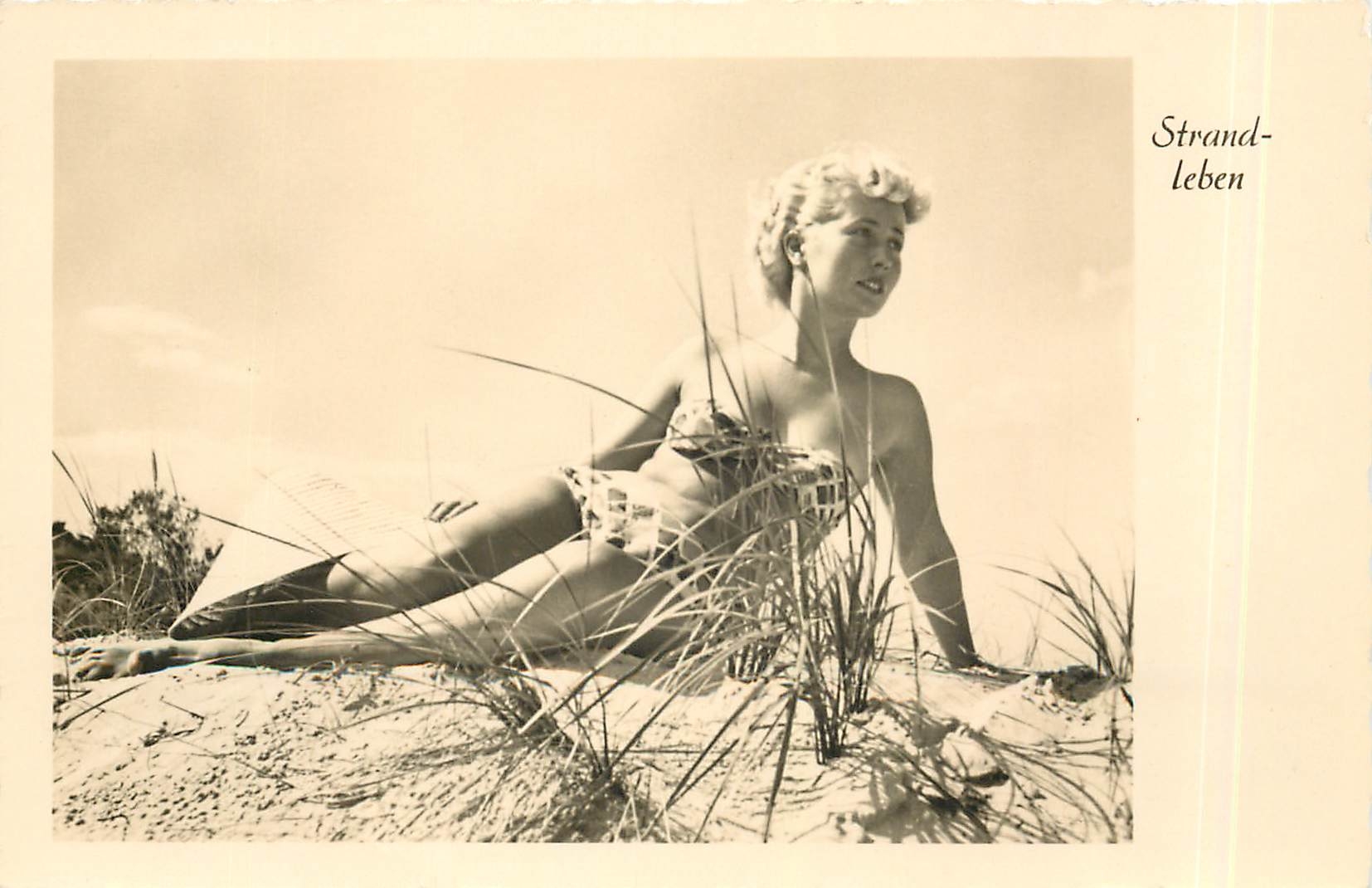 Femme en maillot de bain — plage de dunes — Strand-Leben