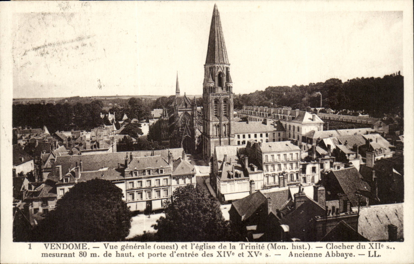 Vendome CPA Vue generale et l'eglise de la Trinite