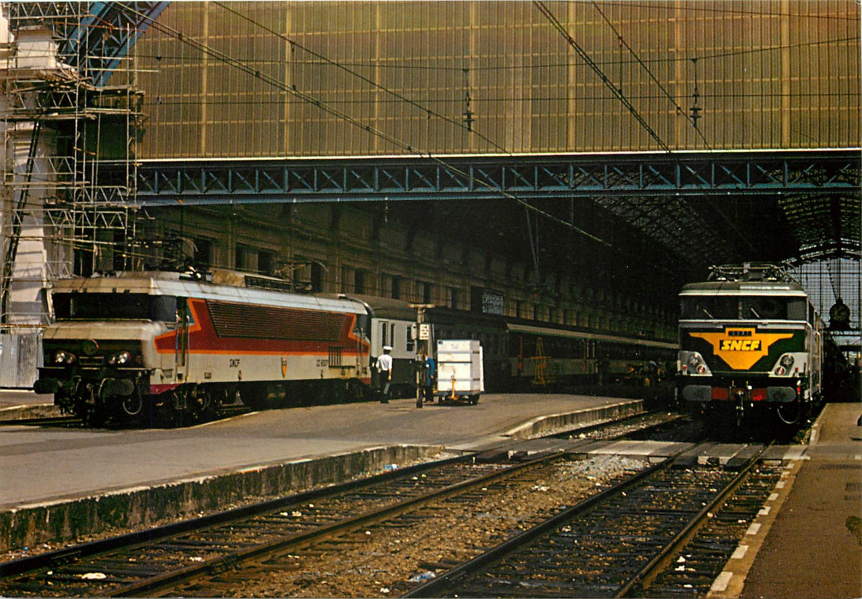 CPM Reunion sur un meme cliché de deux epoques de l'esthetique ferroviare a droite une CC 6500 