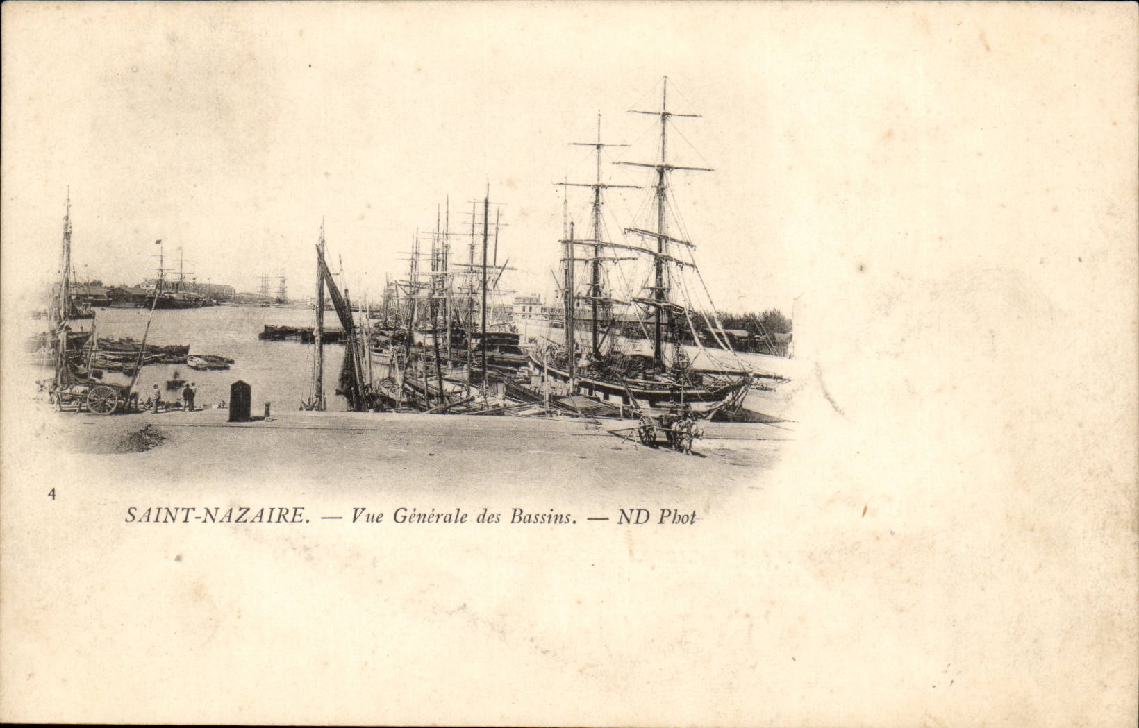 Saint nazaire CPA Vue generale des bassins (bateaux ship boat)