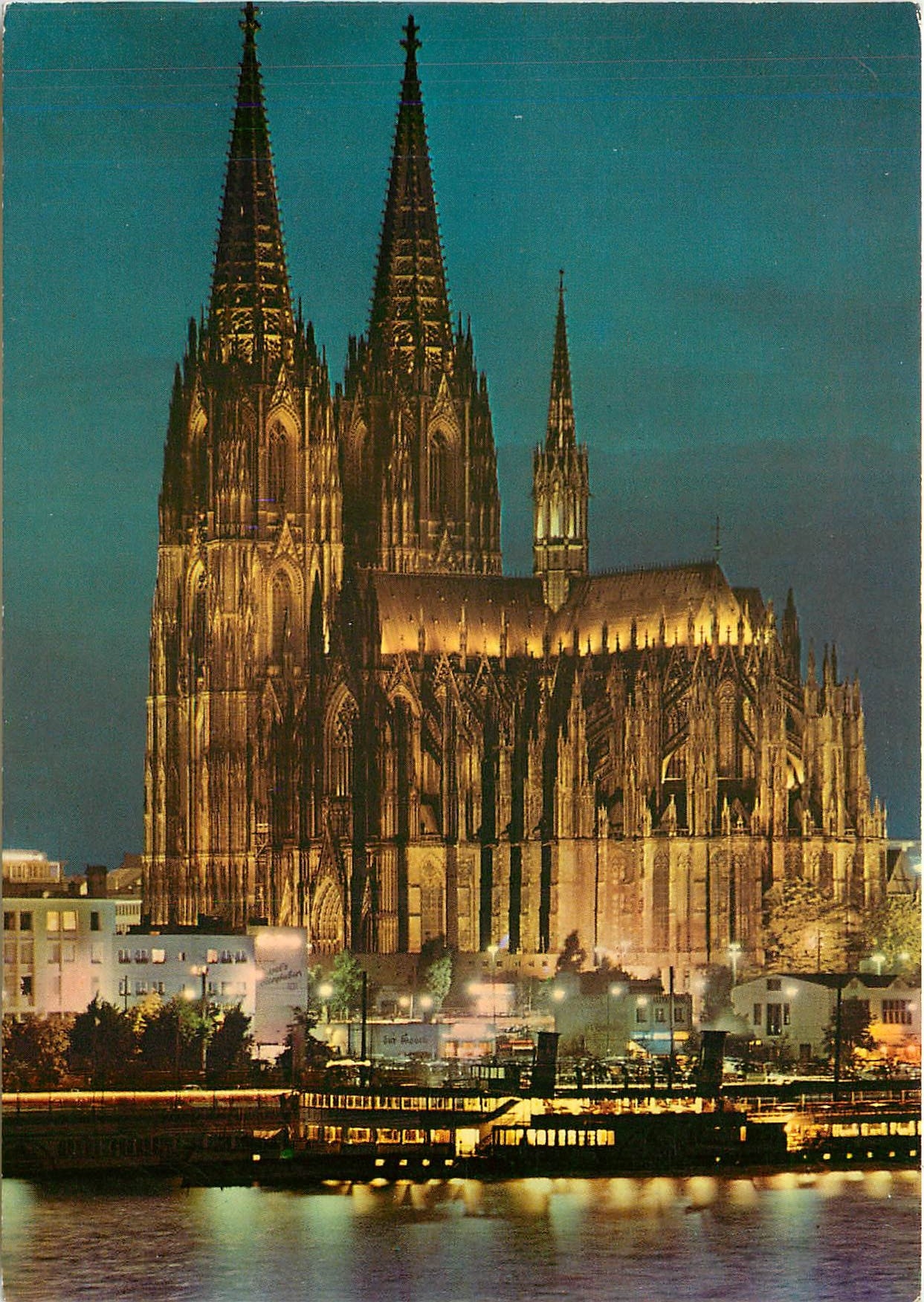 CPM Koln am Rhein Dom in Festbeleuchtung 