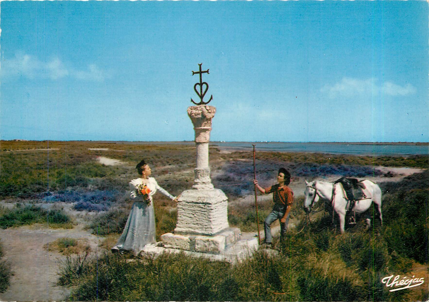 CPM La Provence et son Folklore Mireille et Vincent a la Croix des Gardians 
