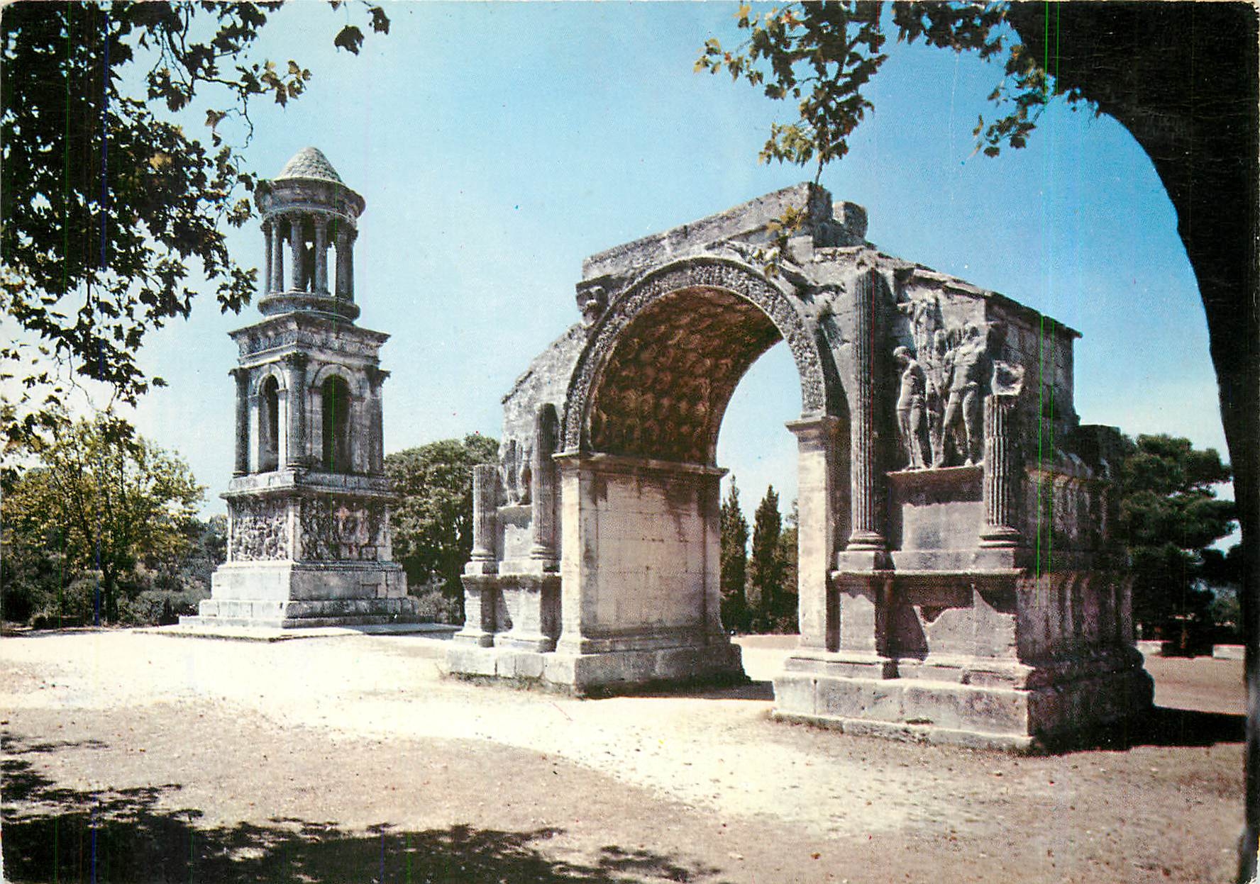 CPM St Remy de Provence B du R Arc de Triomphe et Mausolee des Jules 