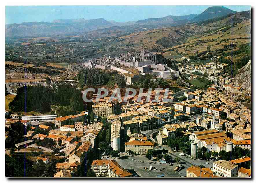 CPM Sisteron Alpes de Haute Provence La ville dominee par la Citadelle 