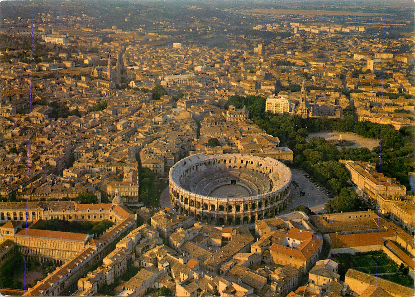 Nîmes (Gard) — Vue générale de la ville par avion, au centre les arènes — Édition Magente, Lyon